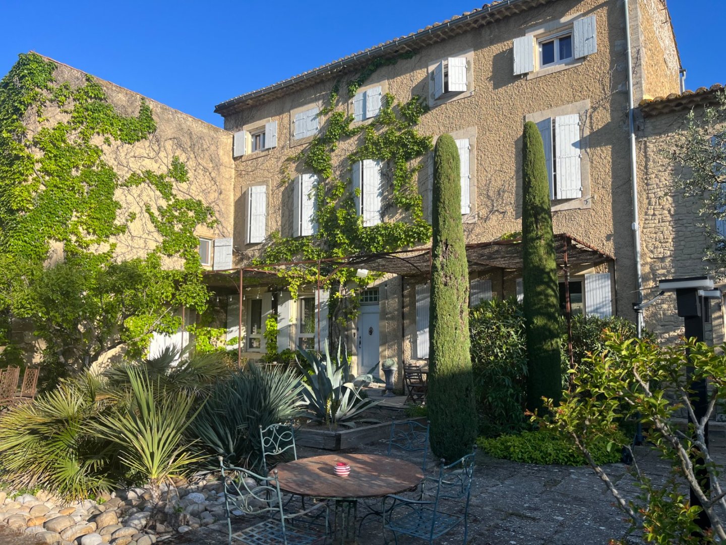 DOMAINE PROVENCAL A VENDRE - ENTRAIGUES SUR LA SORGUE - 528 m2 - 1 250 000 &euro;