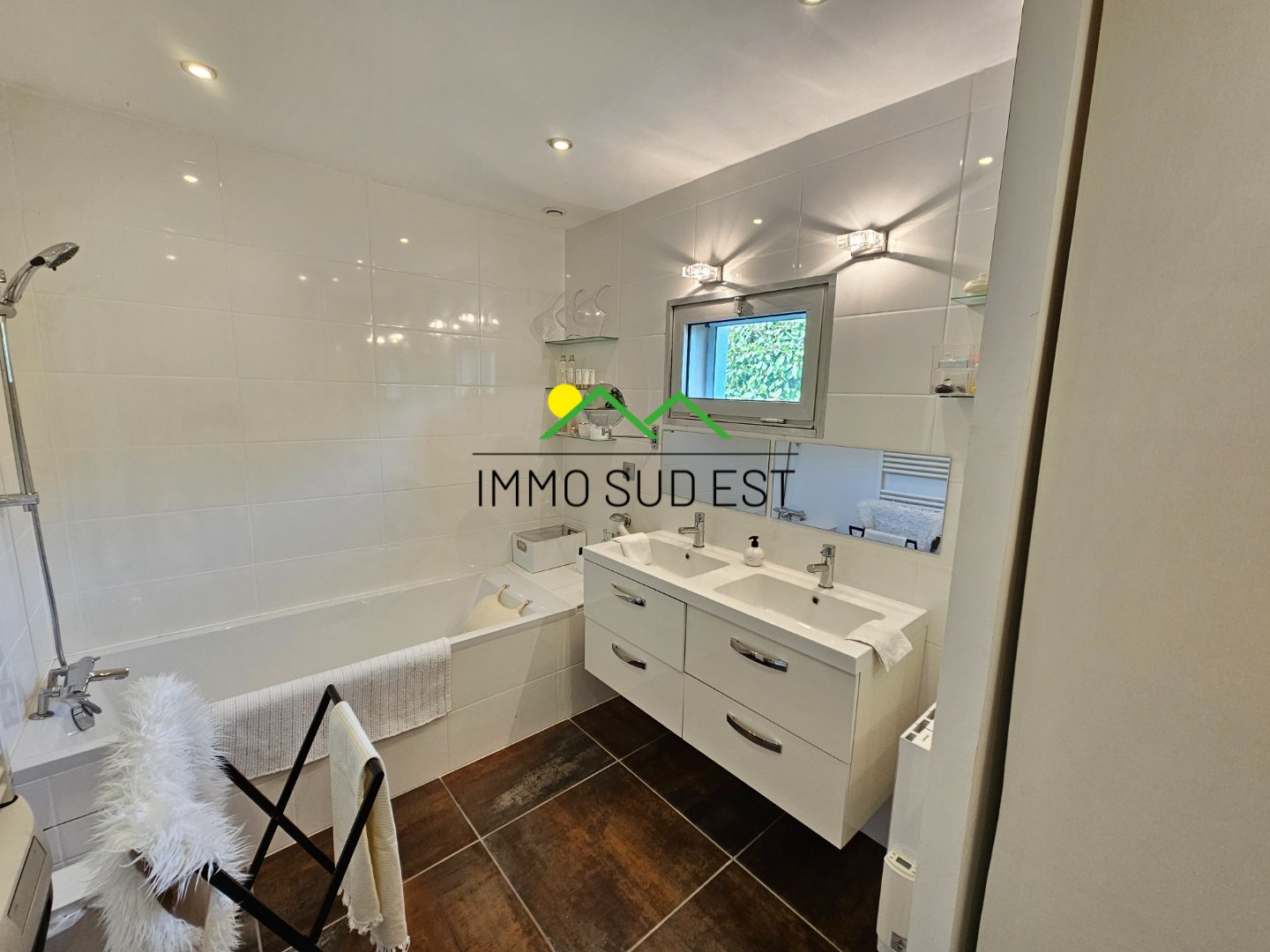 Maison de 160 m² sur 5530 M² DE TERRAIN A VENDRE - MONTELIER - 160 m2 - 695 000 €